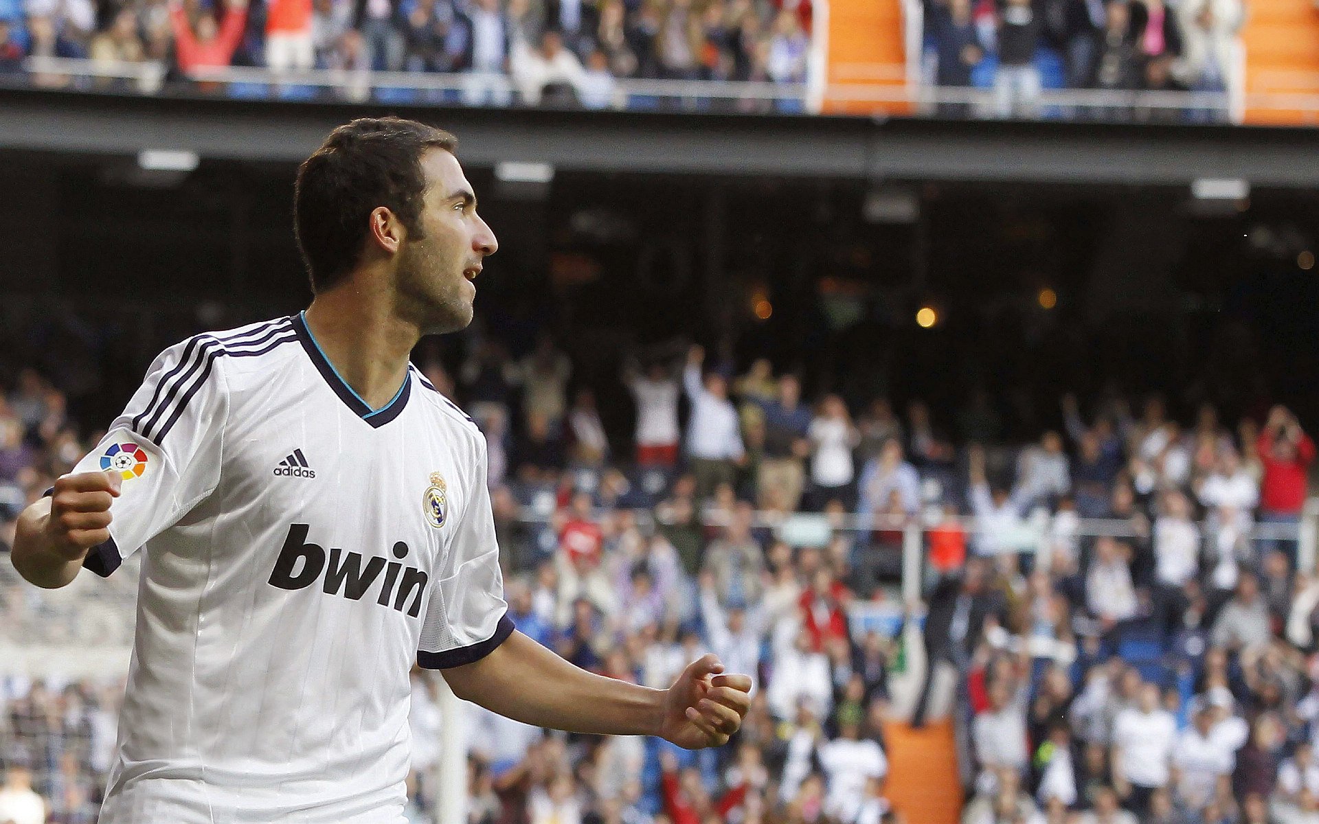 AYX SPORTS-领先优势明显引发热议！，穆古鲁扎在巴塞罗那比赛中夺冠比赛高潮迭起