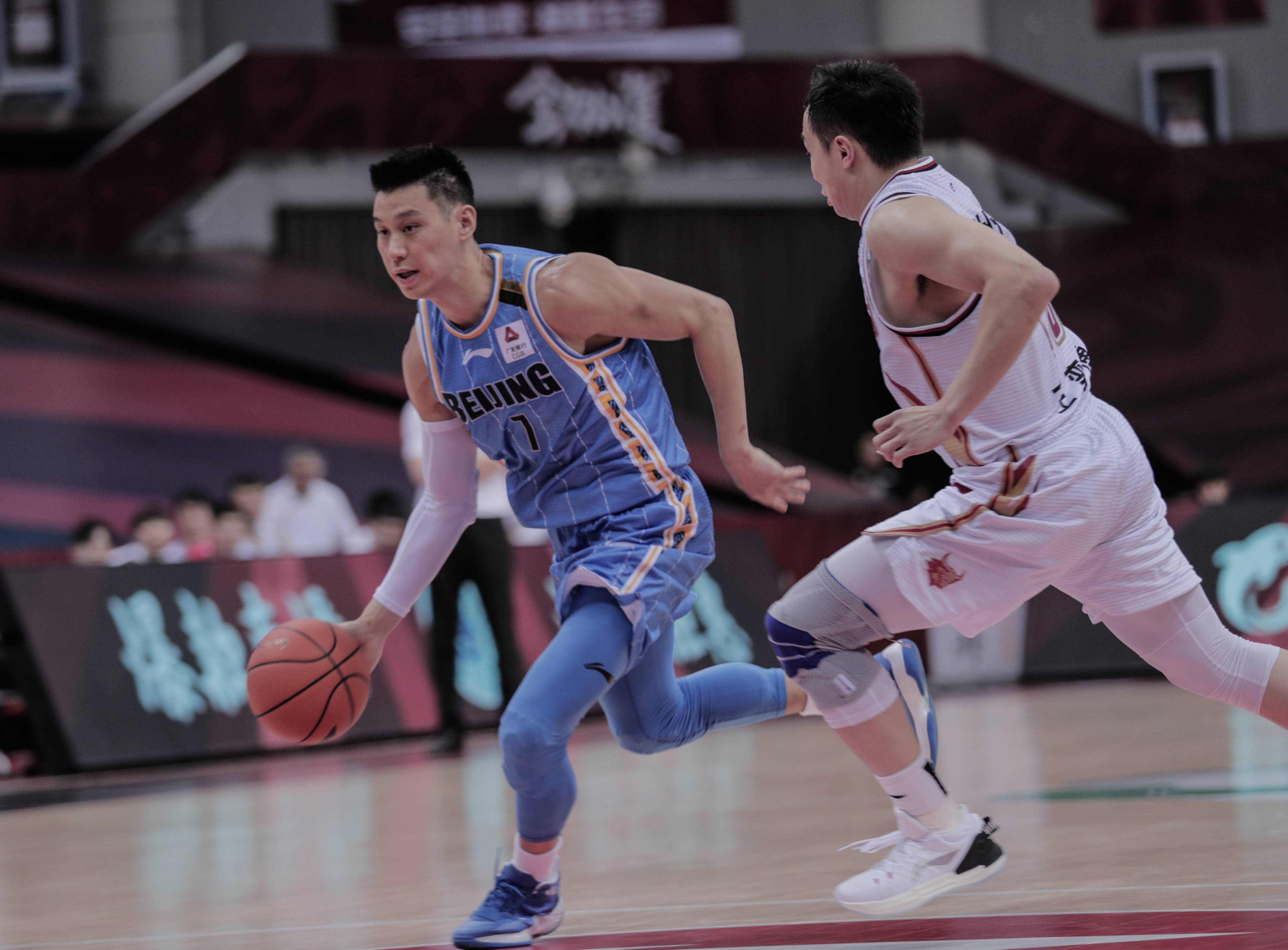 包含郭艾伦复出首秀出彩，巴黎圣日耳曼主场绝杀北京首钢，豪取18连胜的词条